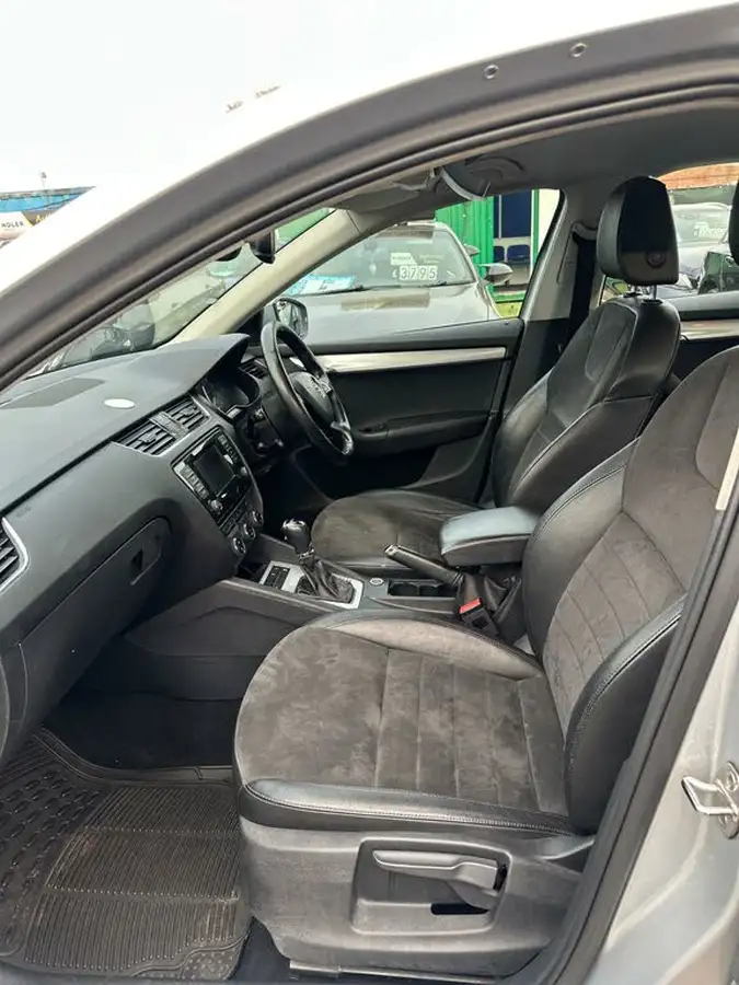 2015-skoda-octavia-16tdi-elegance-hatchback-dsg-big-20