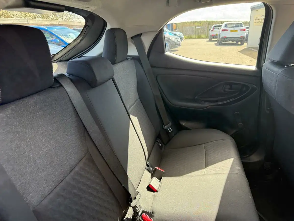 2022-toyota-yaris-15-vvt-i-icon-big-28