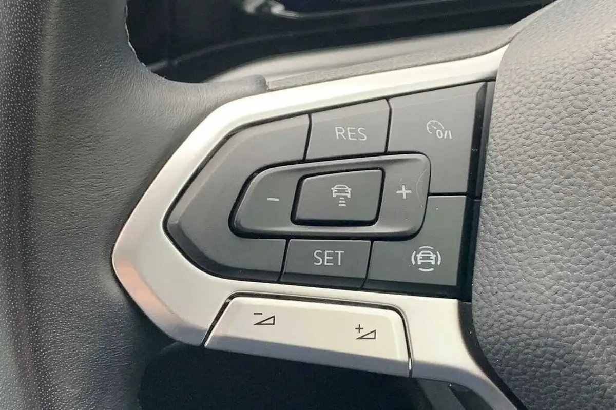 2022-volkswagen-golf-15-tsi-life-130ps-hatchback-big-13