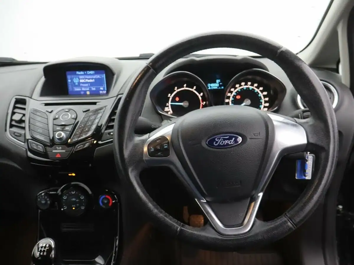 2016-ford-fiesta-125-zetec-3d-big-11