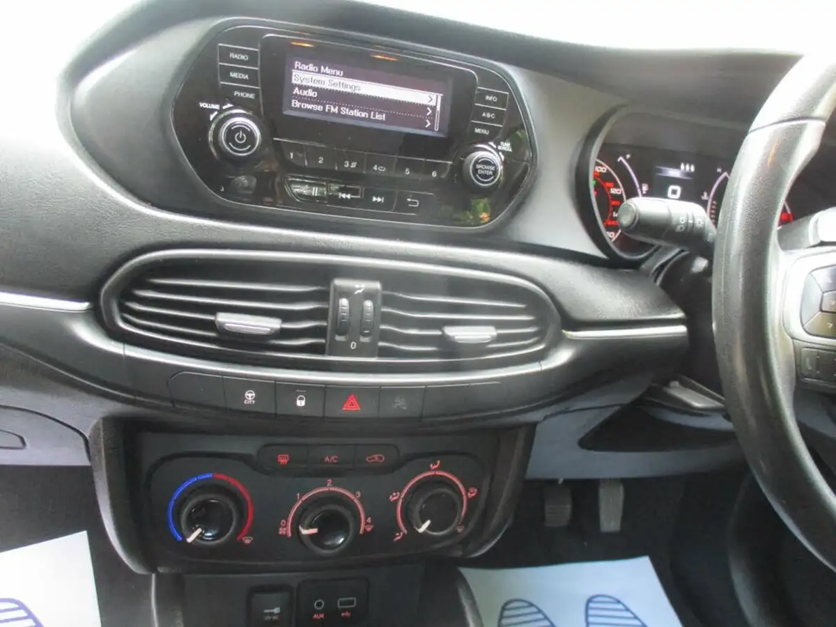 2017-fiat-tipo-14-easy-hatchback-big-30