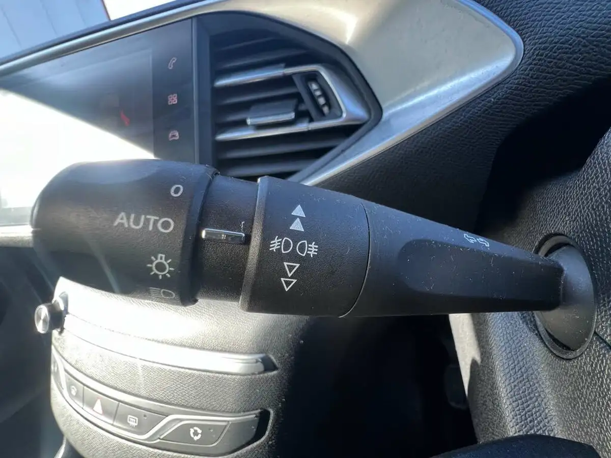2018-peugeot-308-12-puretech-allure-130bhp-big-44