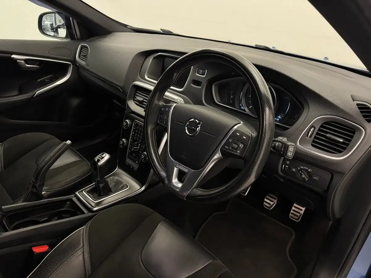 2017-volvo-v40-20td-d4-r-design-nav-plus-big-16