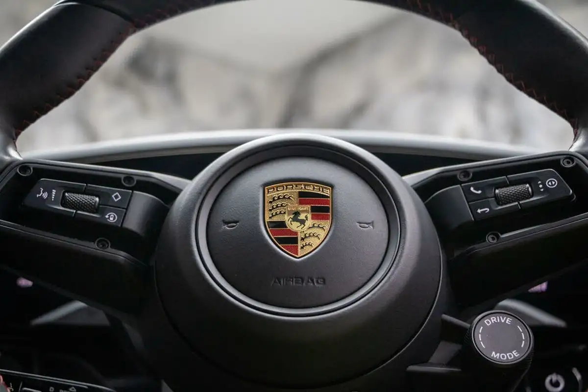 2022-porsche-taycan-e-4s-cross-turismo-big-40