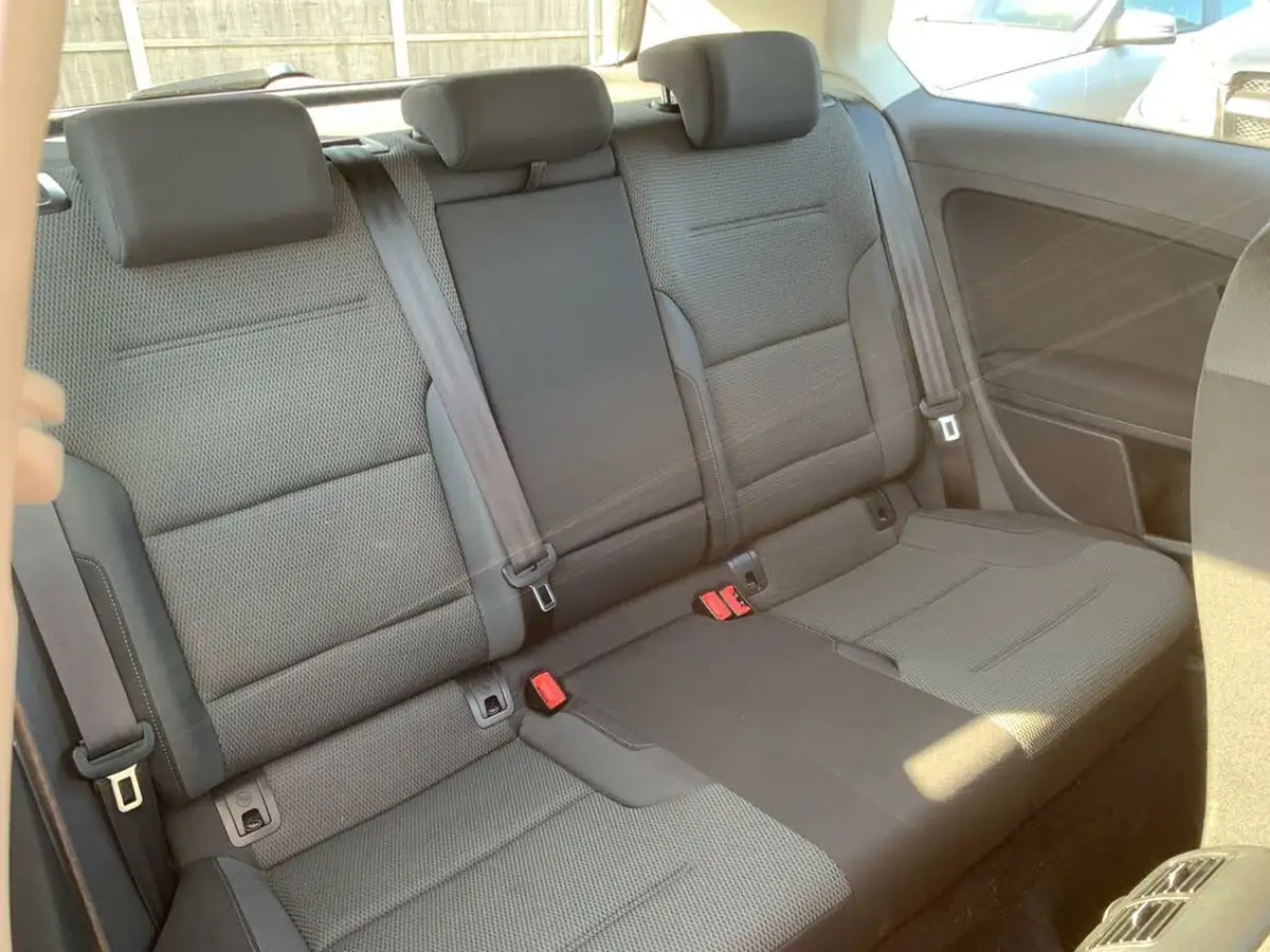 2013-volkswagen-golf-20tdi-se-ss-hatchback-3d-big-22