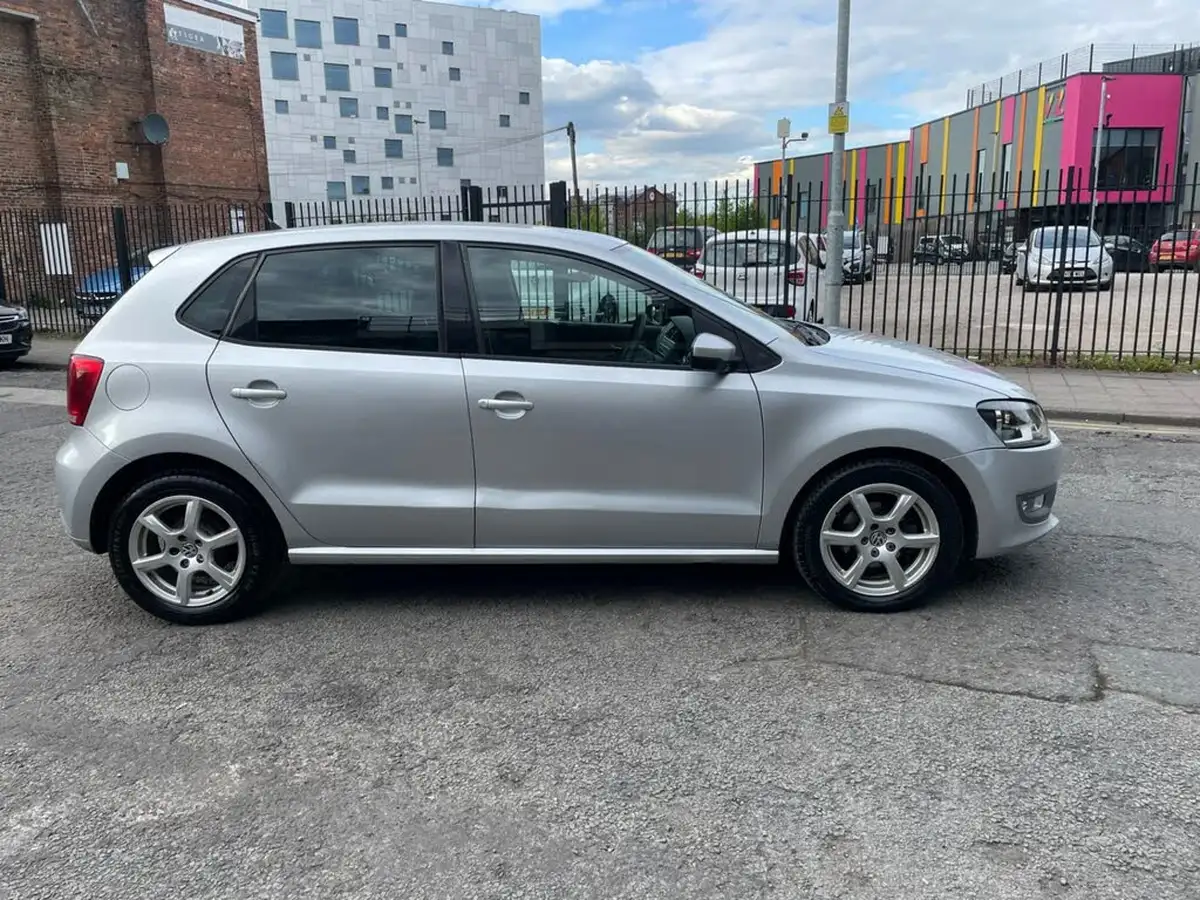 2009-volkswagen-polo-12-moda-60ps-5d-big-2