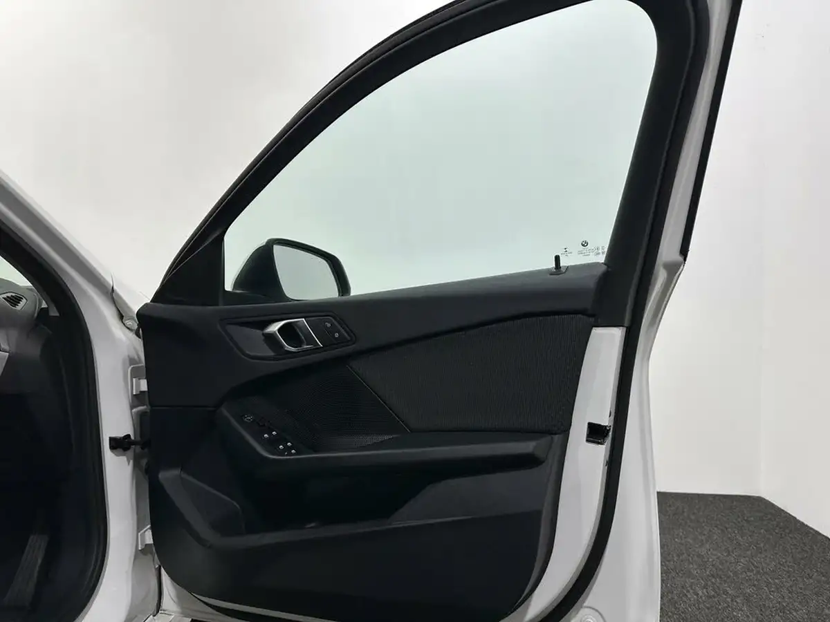 2021-bmw-1-series-15-118i-se-lcp-dct-big-30