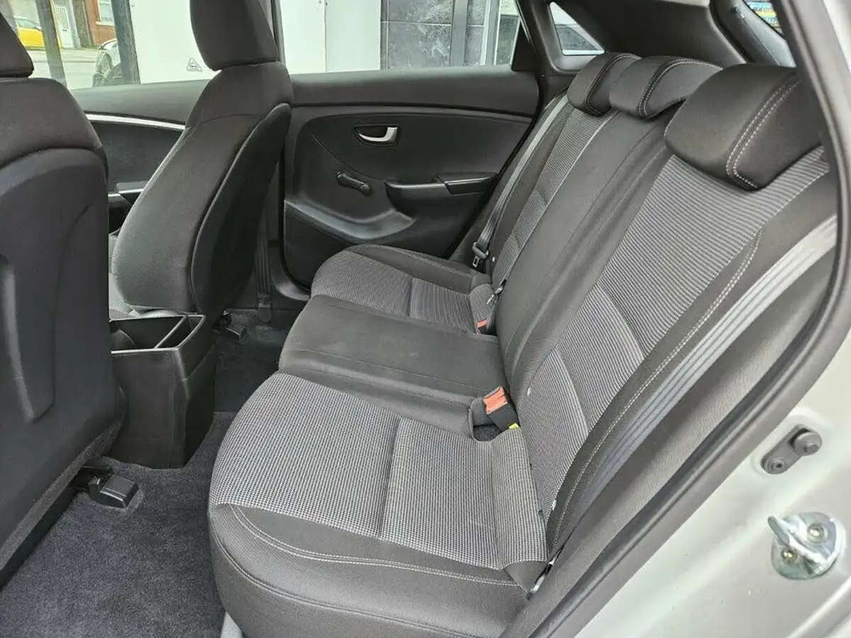 2015-hyundai-i30-16crdi-s-hatchback-big-28
