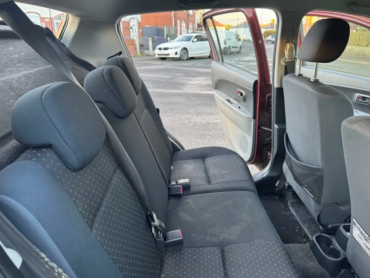 2009-daihatsu-sirion-10-se-big-19