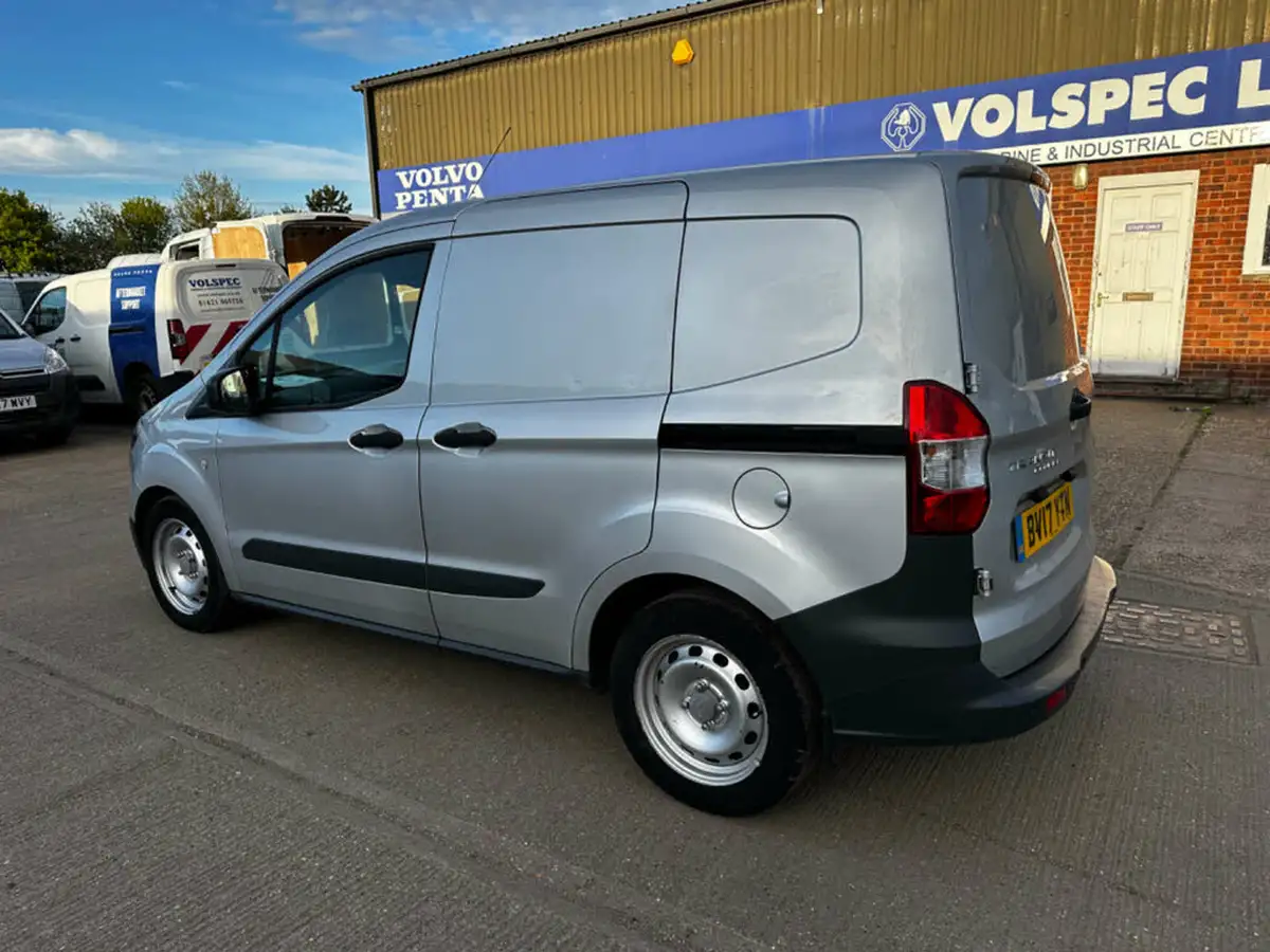 2017-ford-transit-courier-10-ecoboost-panel-big-4
