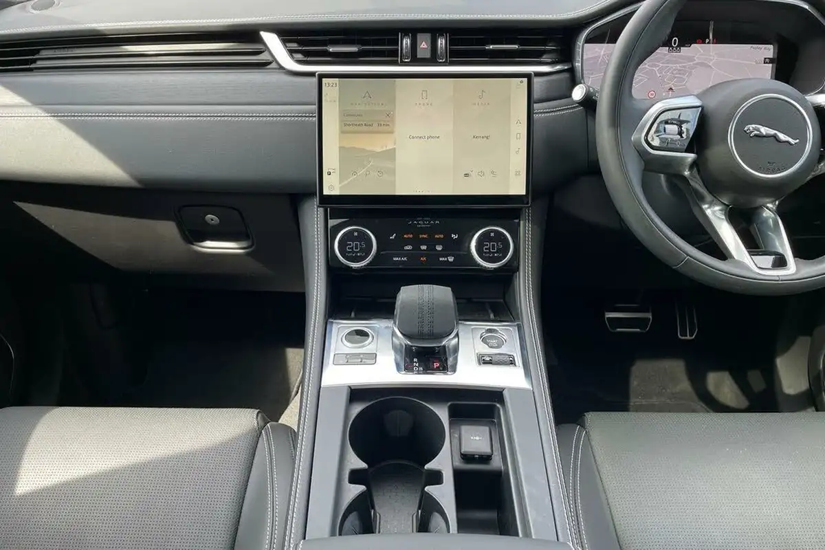 2024-jaguar-f-pace-20-d200-r-dynamic-hse-black-big-14