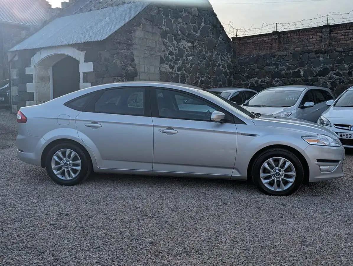 2011-ford-mondeo-big-19