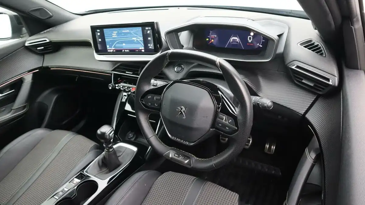 2022-peugeot-2008-suv-12-puretech-gt-big-9