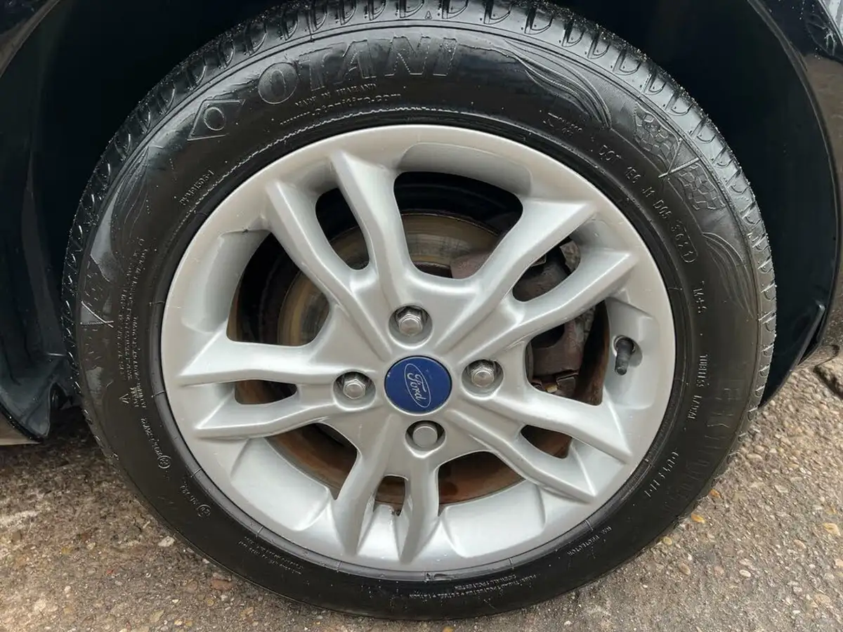2016-ford-fiesta-125-zetec-3d-big-57