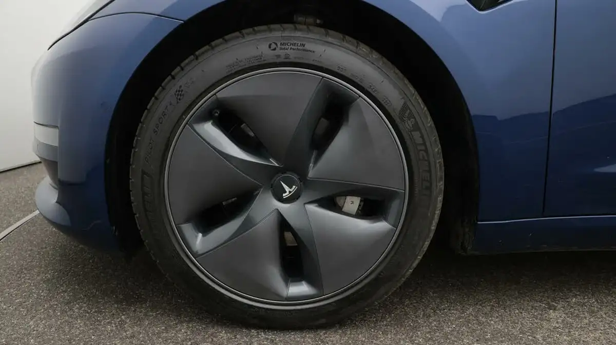 2020-tesla-model-3-e-long-range-big-18