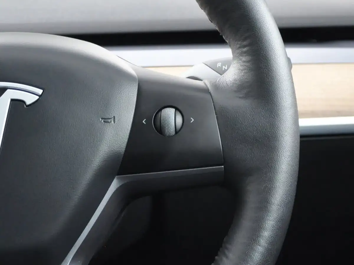 2022-tesla-model-y-e-long-range-big-28