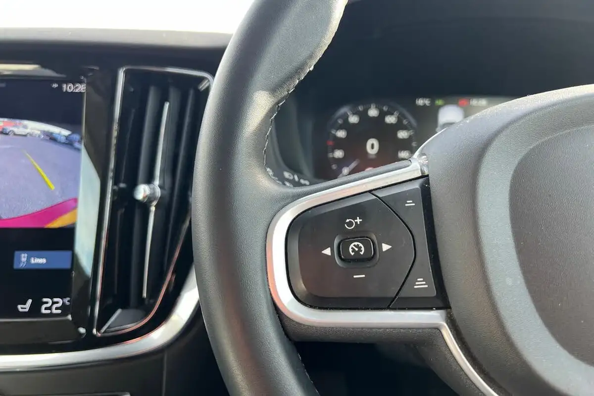 2021-volvo-v60-20-b4-momentum-big-10