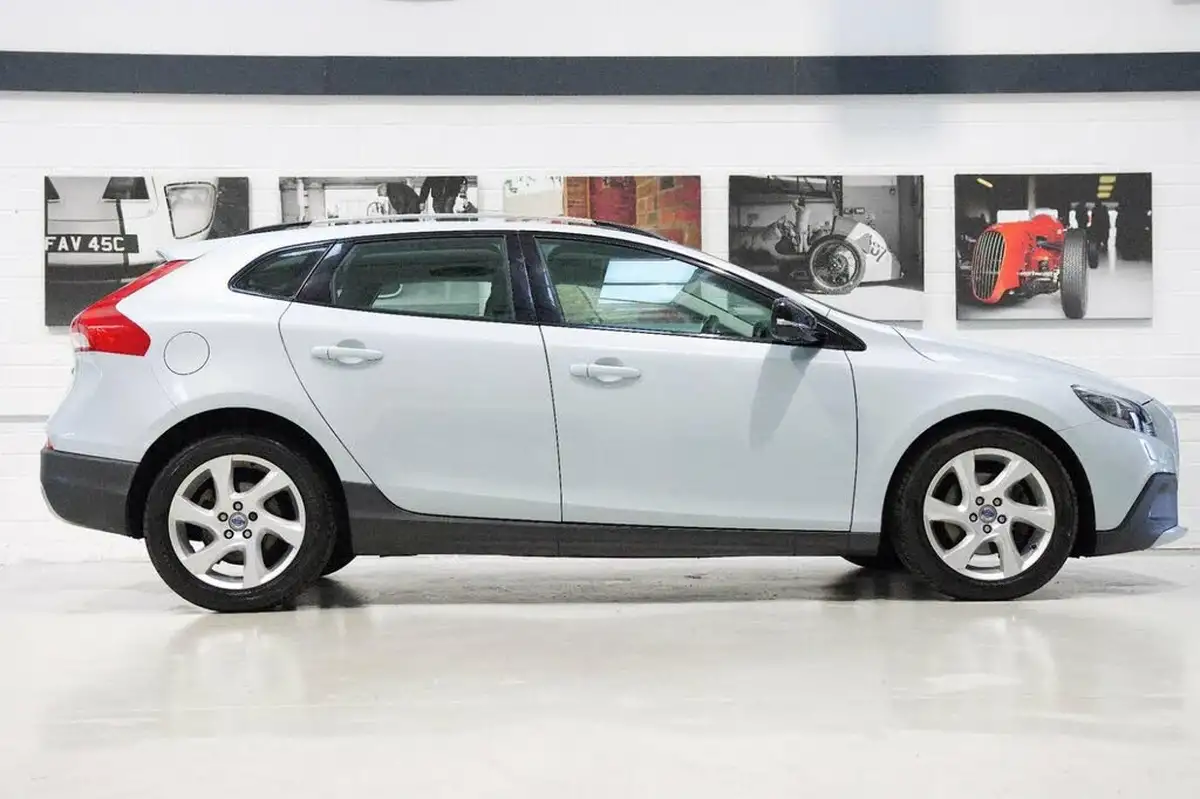 2014-volvo-v40-16td-d2-cross-country-lux-nav-big-1