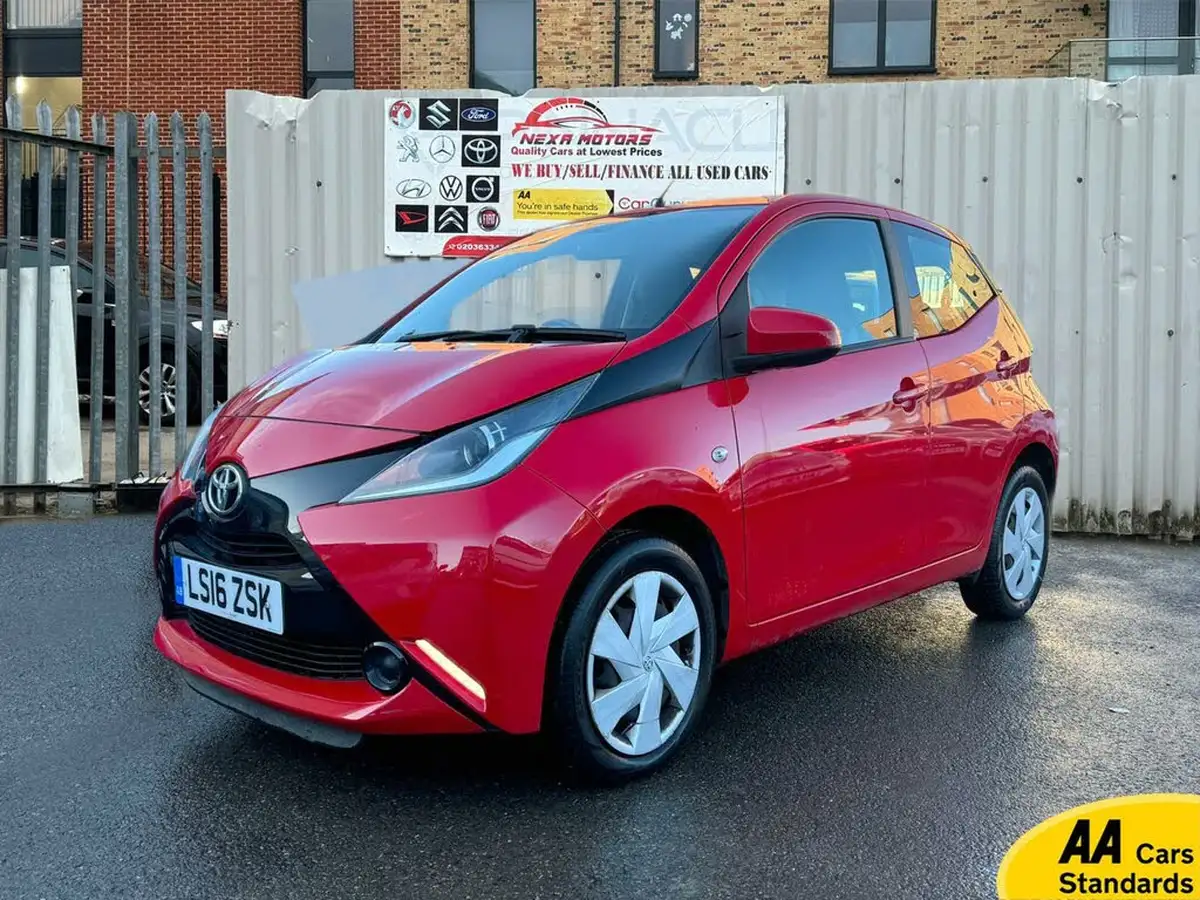 2016-toyota-aygo-10-vvt-i-x-play-68bhp-5d-big-11