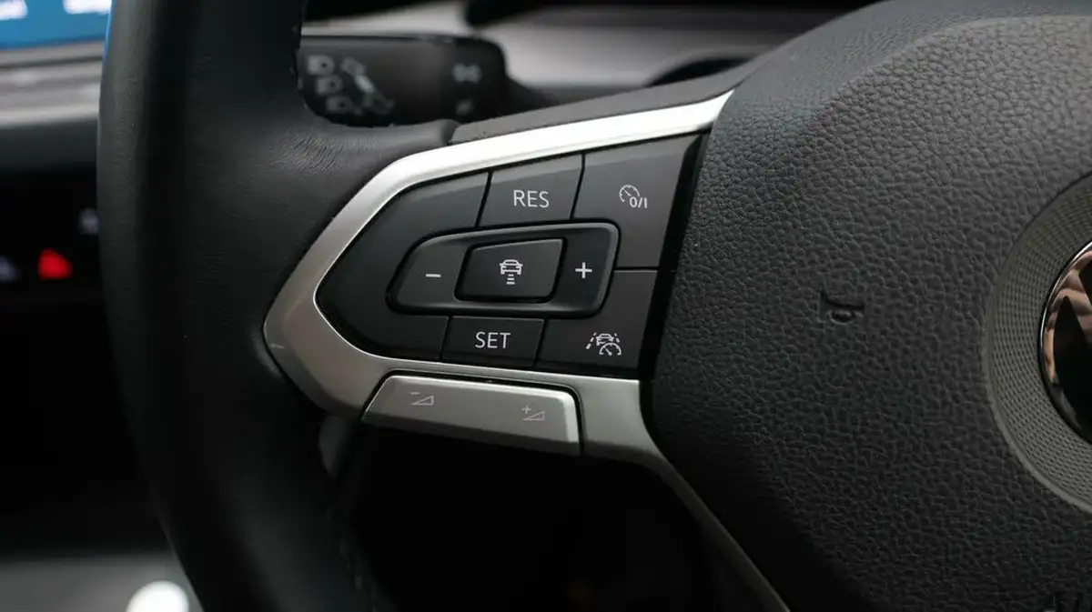 2020-volkswagen-golf-15-tsi-style-130ps-hatchback-big-24