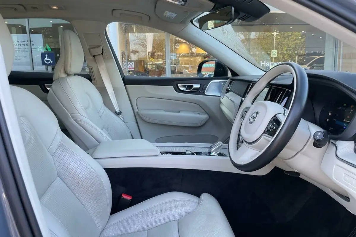2023-volvo-xc60-20-t8-ultimate-dark-big-24