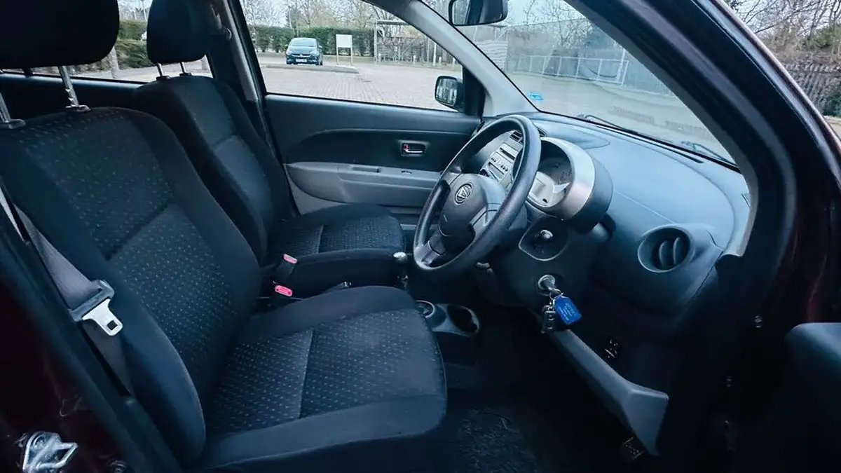 2009-daihatsu-sirion-13-se-big-8