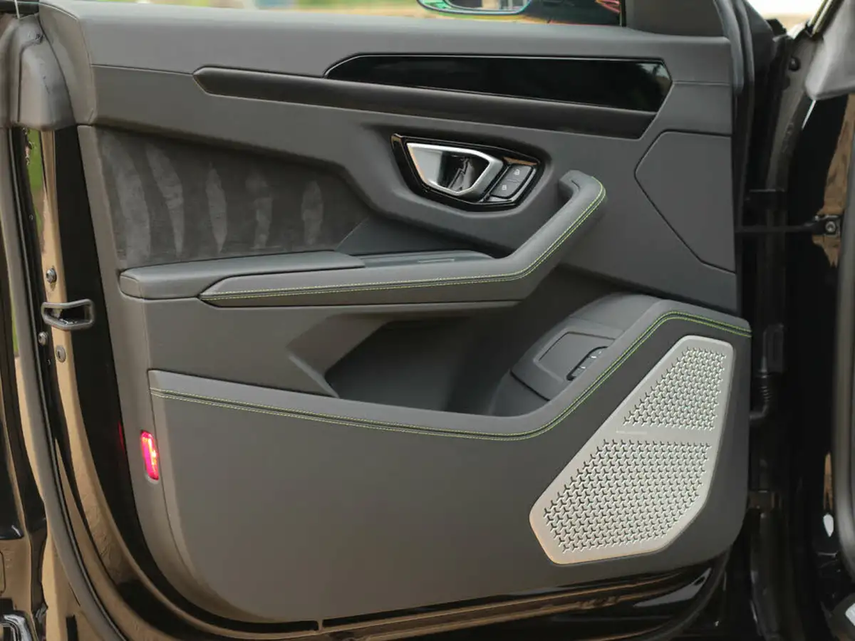 2024-lamborghini-urus-40-no-trim-big-55