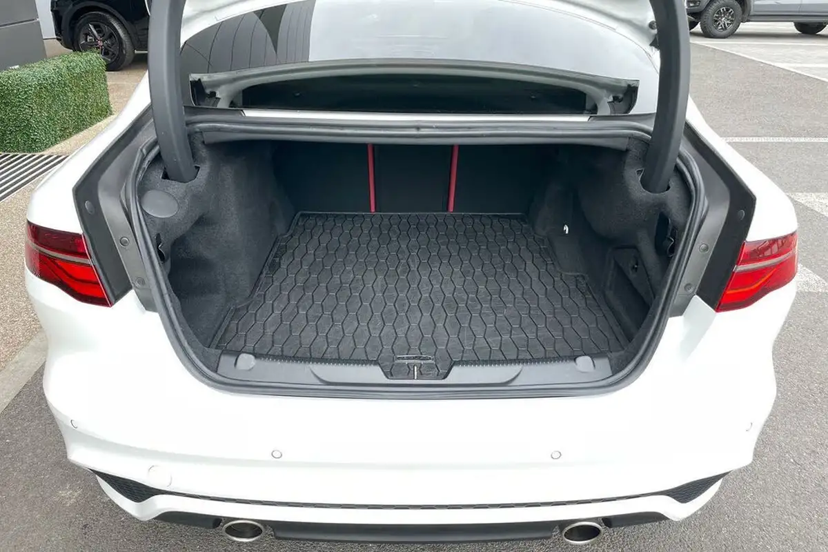2024-jaguar-xe-20-p250-r-dynamic-hse-black-big-27