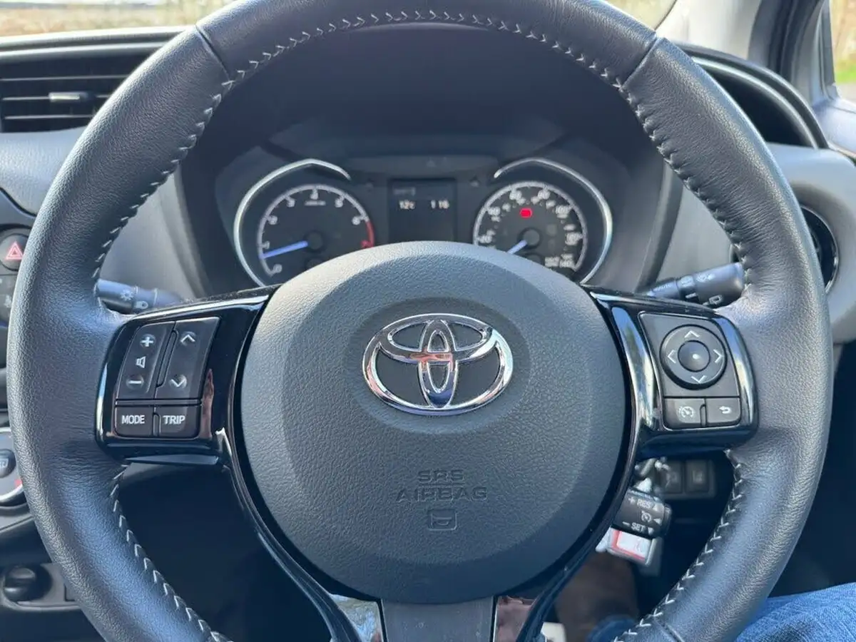 2017-toyota-yaris-15-vvt-i-icon-navi-big-23