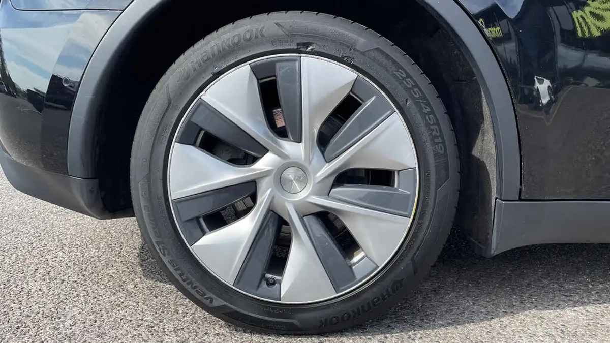 2022-tesla-model-y-e-long-range-big-18