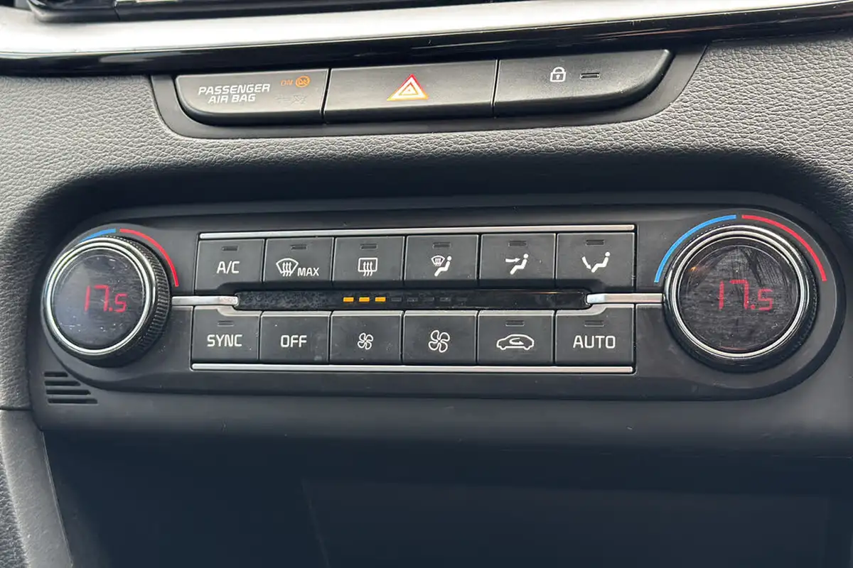 2022-kia-ceed-15-t-gdi-3-hatchback-big-14