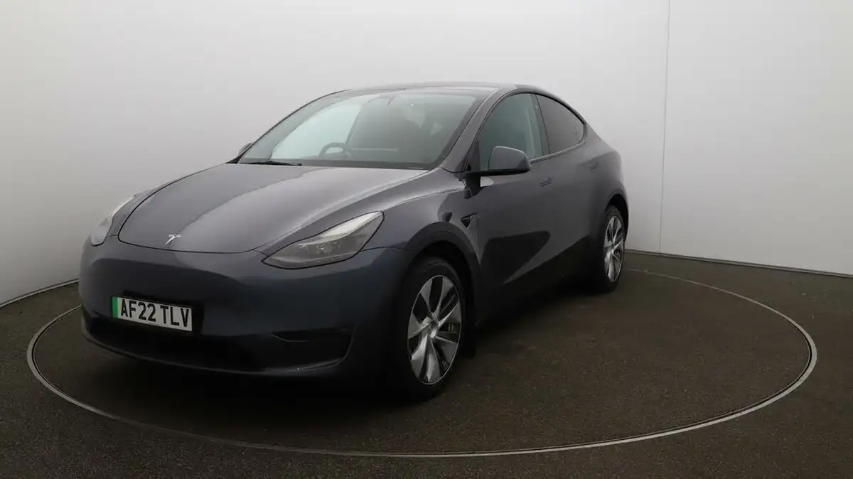 2022-tesla-model-y-e-long-range-big-28