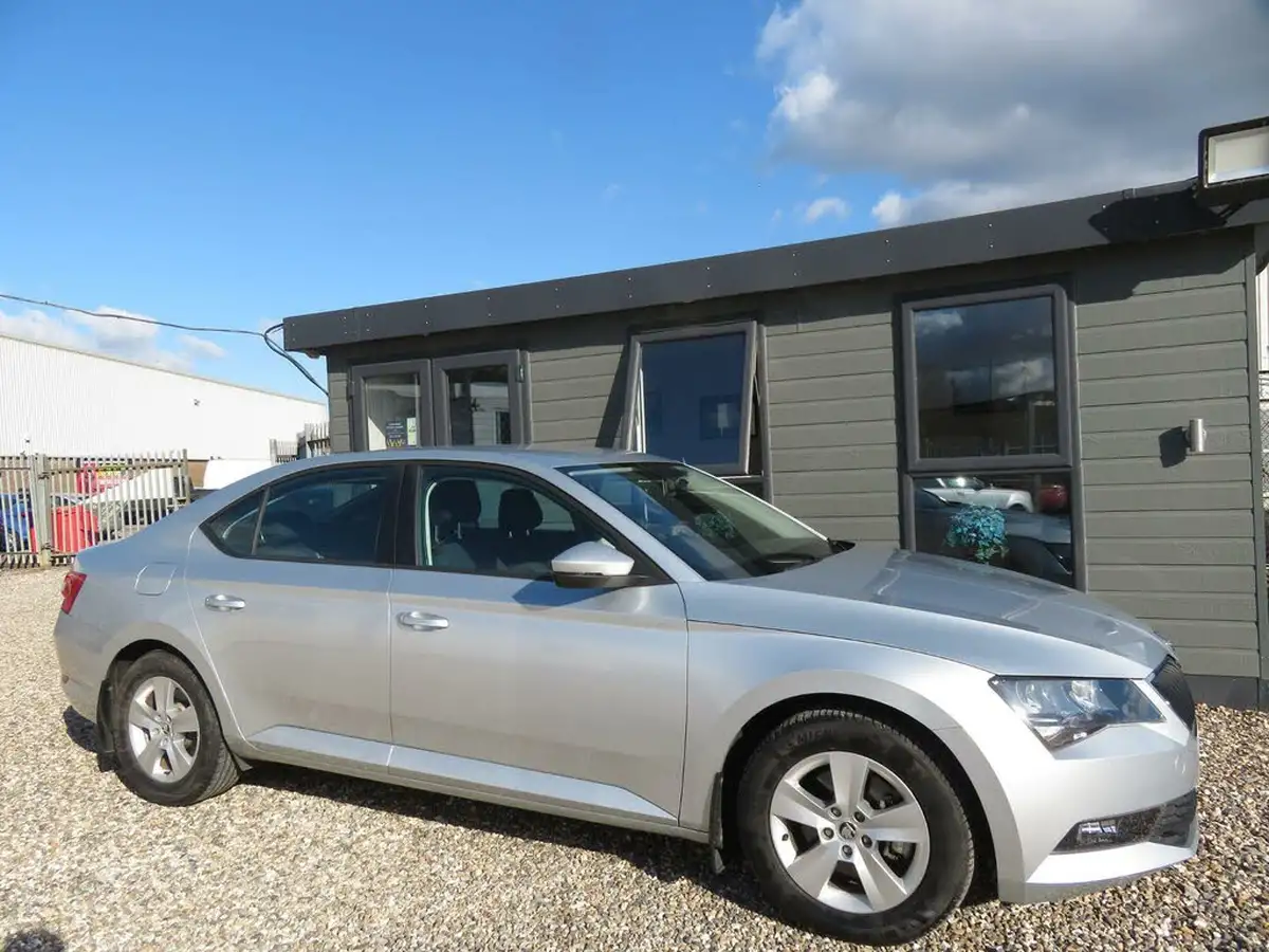 2017-skoda-superb-16tdi-s-hatchback-big-30