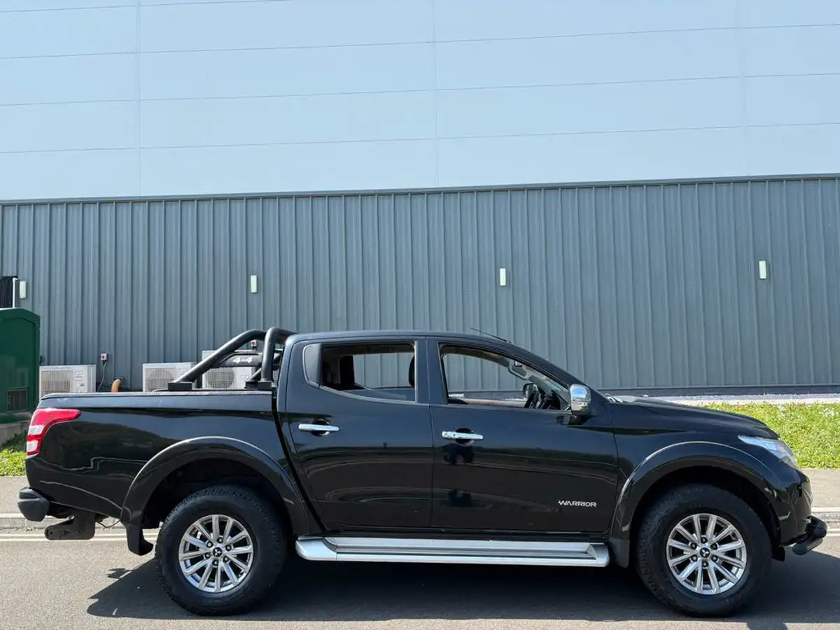 2017-mitsubishi-l200-24di-d-warrior-178bhp-eu6-auto-big-2