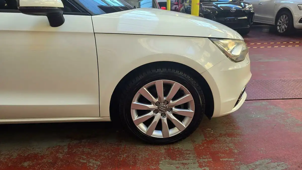 2013-audi-a1-big-37