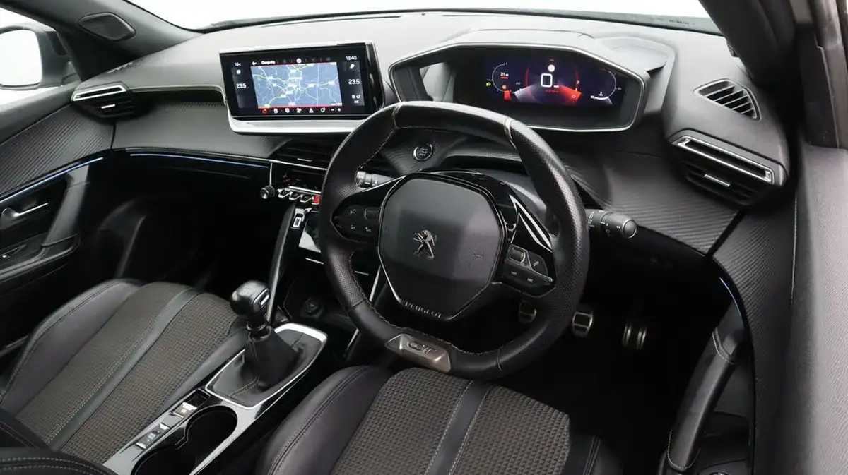 2022-peugeot-2008-suv-12-puretech-gt-big-9