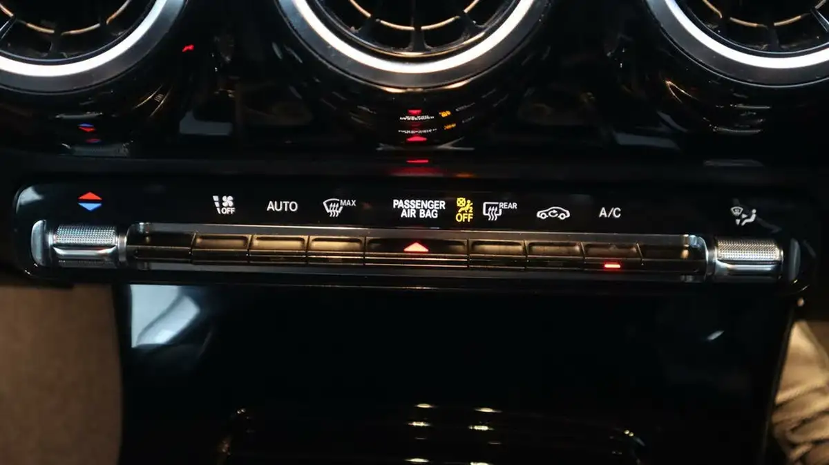 2021-mercedes-benz-a-class-13-a180-se-7g-dct-big-12