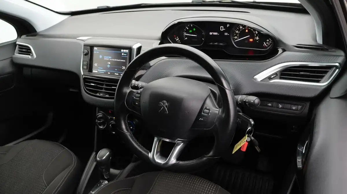 2017-peugeot-208-12-puretech-allure-110bhp-ss-5d-eat6-big-9