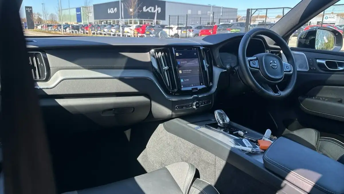 2024-volvo-xc60-20-t8-ultimate-dark-big-3