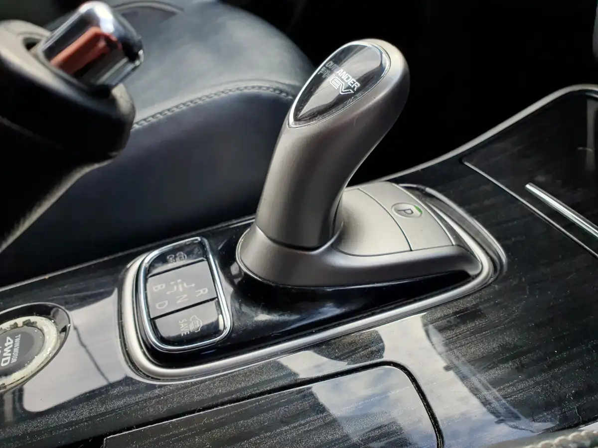 2015-mitsubishi-outlander-20-gx4h-phev-big-19
