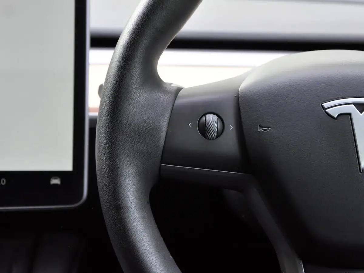 2022-tesla-model-y-e-long-range-big-23