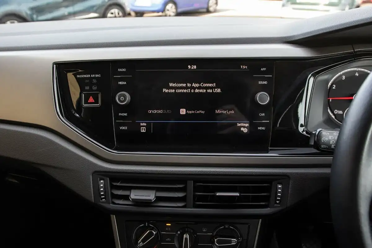 2020-volkswagen-polo-10-se-80ps-big-24