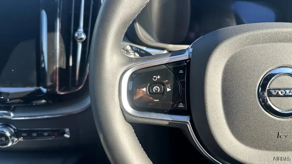 2025-volvo-xc60-20-b5-plus-black-edition-big-17