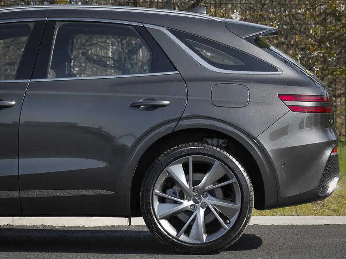 2025-genesis-gv70-22-d-luxury-line-big-10