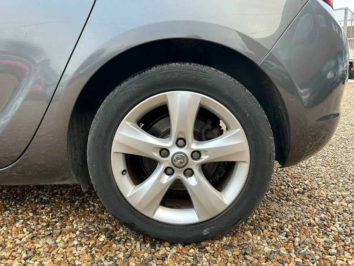2011-vauxhall-astra-16-sri-vvt-16v-115ps-hatchback-5d-auto-big-8