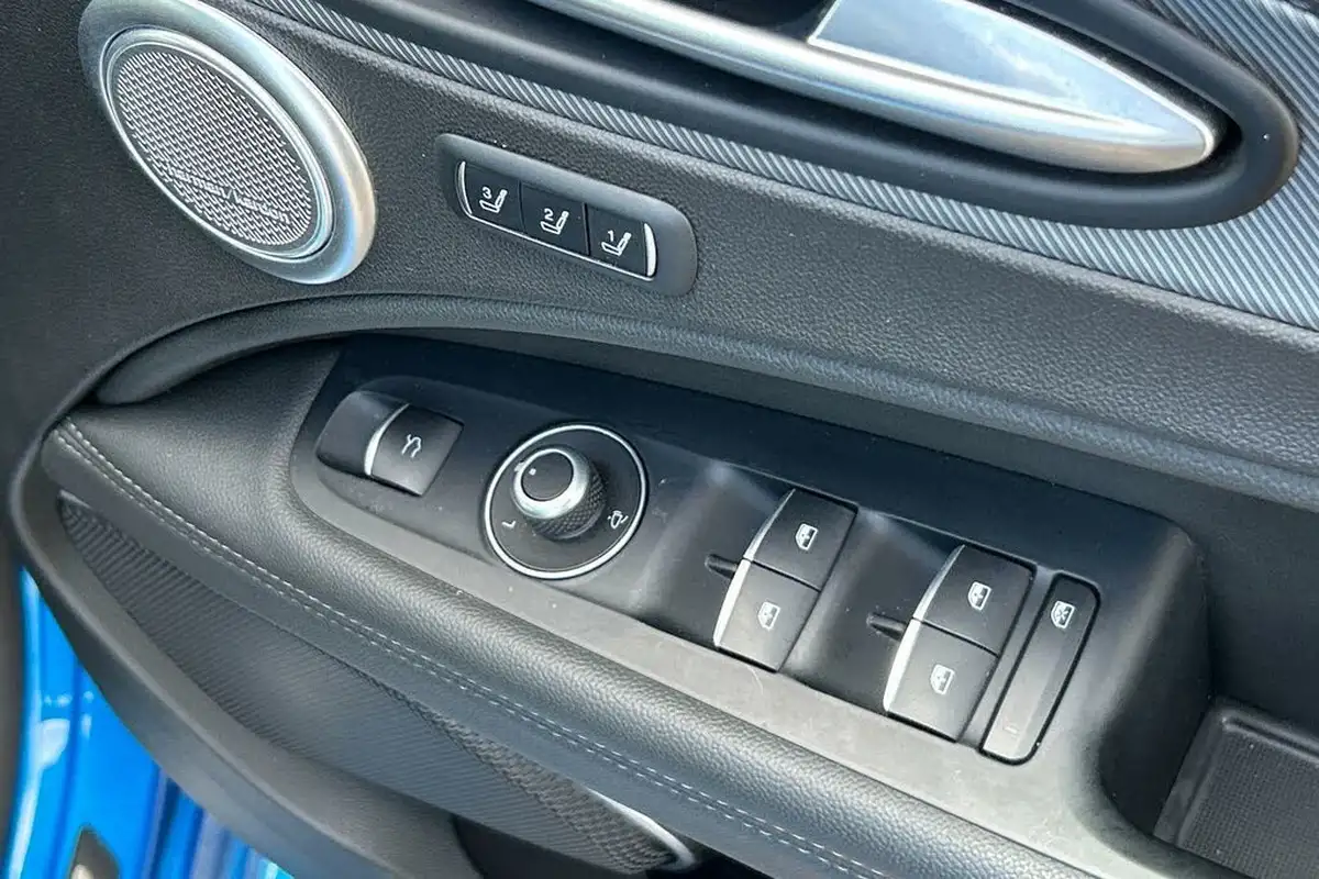 2020-alfa-romeo-stelvio-20-veloce-big-12