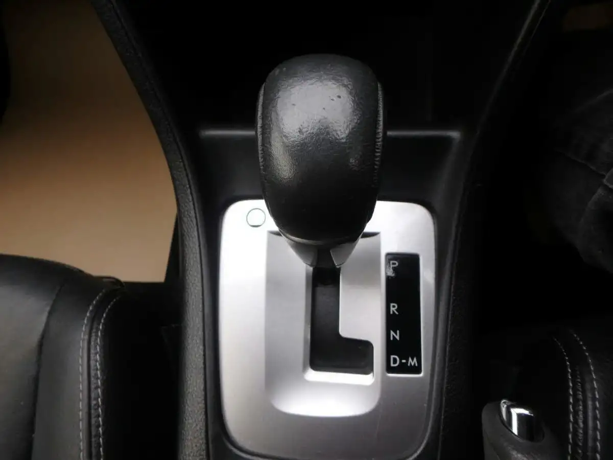 2012-subaru-xv-big-17