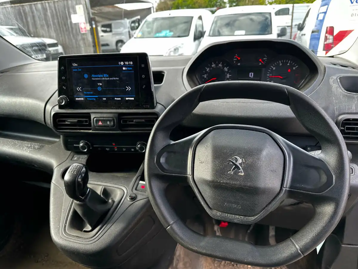 2019-peugeot-partner-16bluehdi-1000-professional-big-11