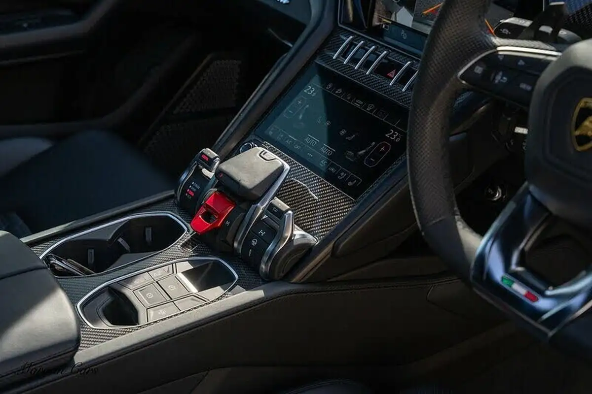 2021-lamborghini-urus-40-no-trim-big-45