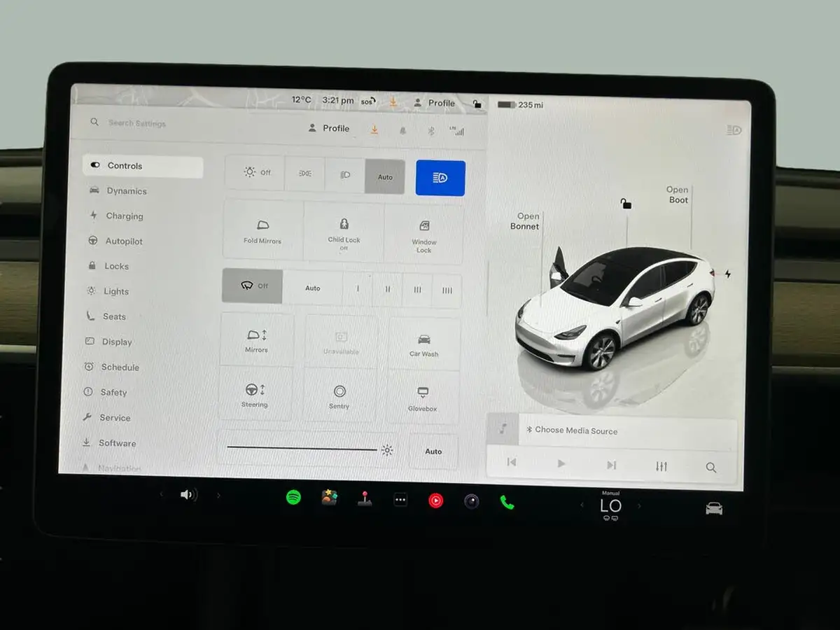 2022-tesla-model-y-e-long-range-big-19